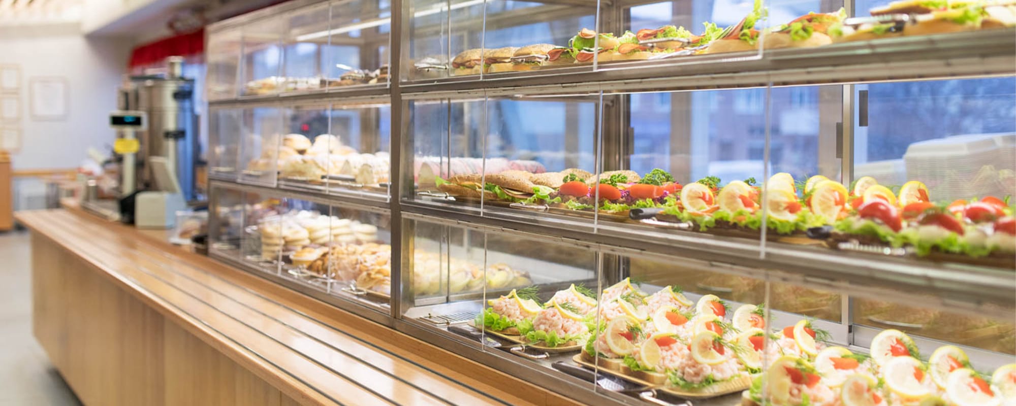 Äta i Tingsryd hos Börjes – snabbmat i Korvboden, billig fika i cafeterian och mysig lanthandel sommartid.