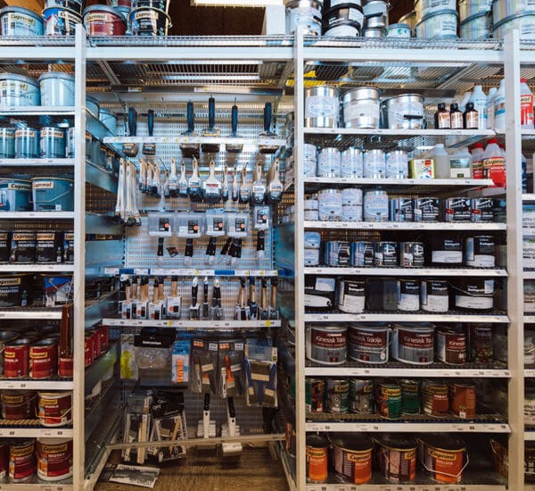 Färg- och verktygshylla med penslar och målarfärg på Börjes Tingsryd Varuhus.