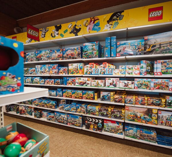 Hyllor med LEGO i leksaksavdelningen på Börjes Tingsryd Varuhus.